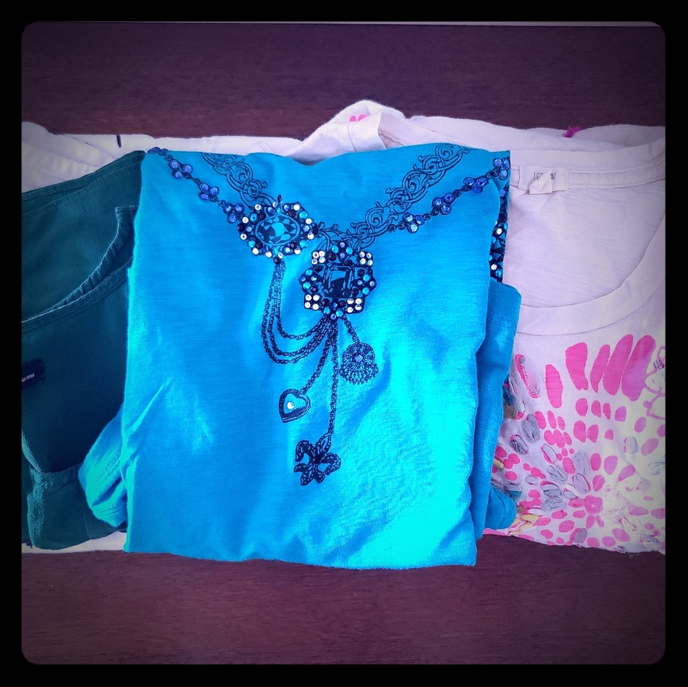 5 casual T-shirts sell as a bundle，only $2 each piece